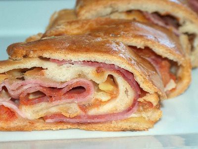 Rocambole de presunto e queijo.