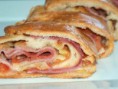 Rocambole de presunto e queijo.